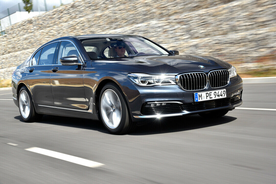 MOTOR-TALK-Redakteur Constantin Bergander am Steuer des neuen BMW 7er