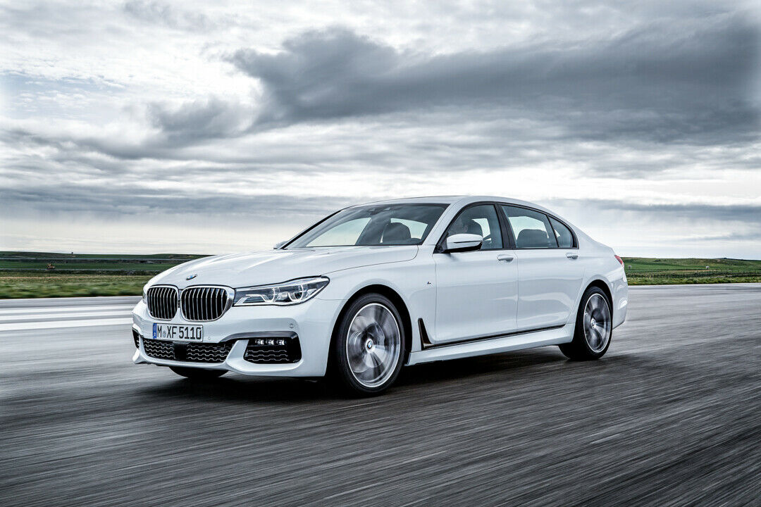 Geänderte Schürzen, schwarz lackierte Seitenleiste und spezielle Felgen kennzeichnen die optisch sportlichere Modellvariante des BMW 7er
