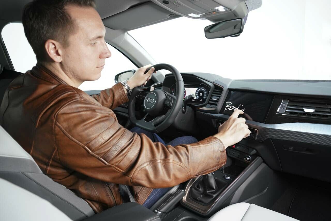 Sitzprobe im neuen Audi A1: MOTOR-TALK-Redakteur Constantin Bergander sitzt bequem