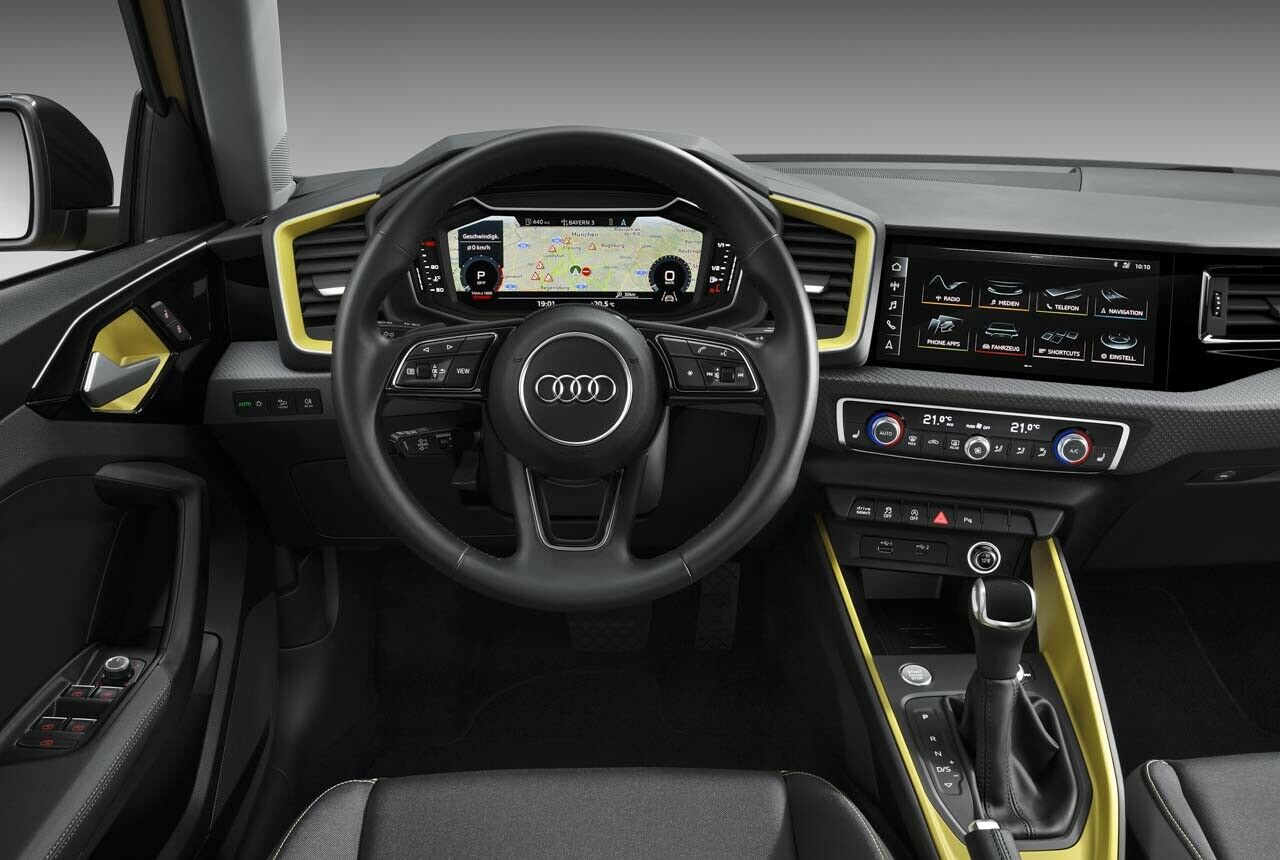Multifunktionslenkrad, Virtual Cockpit und Radio gibt es serienmäßig. Zwei größere Infotainmentsysteme sind optional verfügbar und kosten Aufpreis