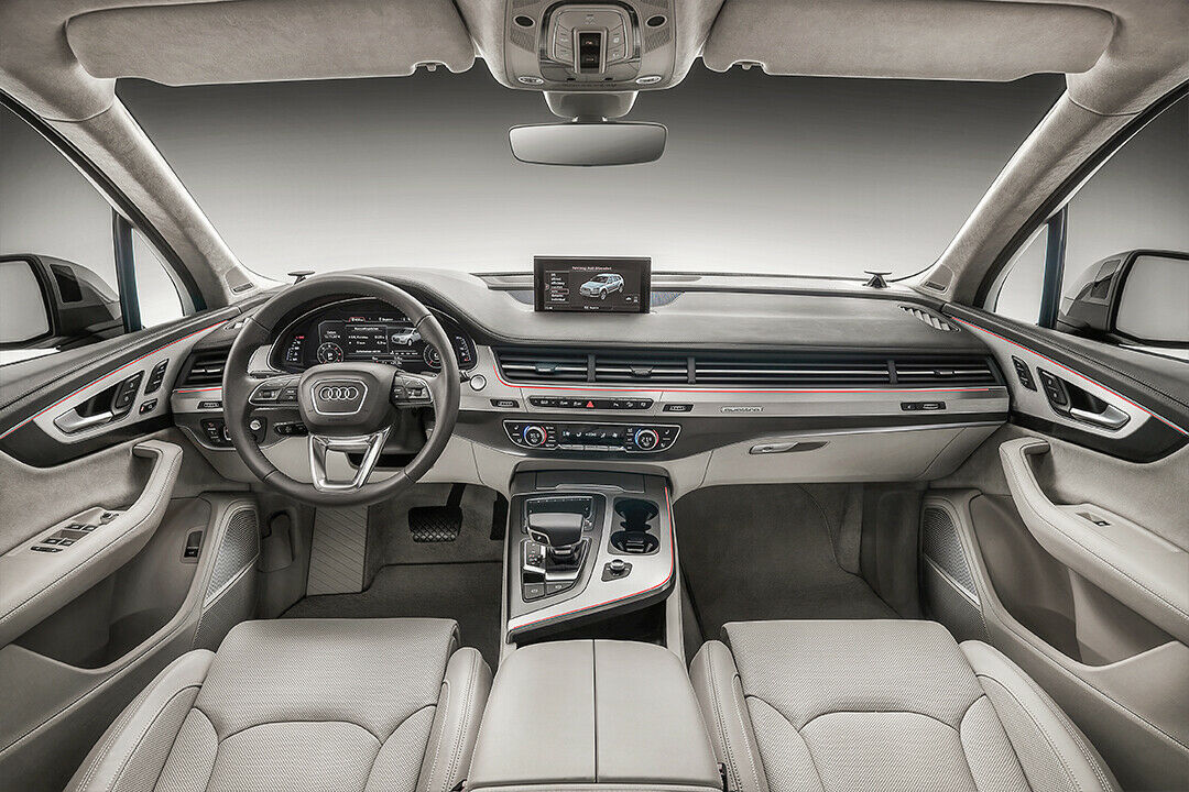Das Cockpit mit Display als Kombiinstrument