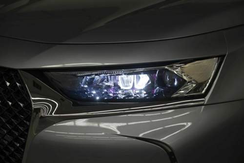 Die LED-Scheinwerfer sind ein besonderer Hingucker, mit Purpur-Begrüßungschoreographie und 90-Grad-Kurvenlicht