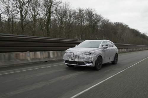 Die Prototypen für Abstimmungsfahrten sind noch beklebt: Beim Fahrverhalten soll der DS 7 Crossback zur deutschen Premium-Konkurrenz aufschließen