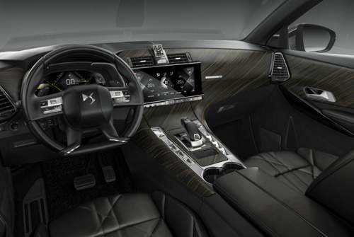 Mit Holz, sehr viel Holz: Cockpit des DS 7 Crossback