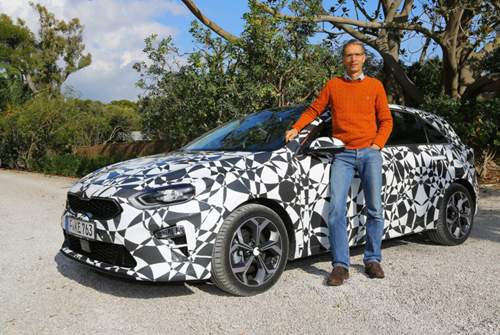 MOTOR-TALK Reporter Michael Specht am Prototyp des Kia Ceed