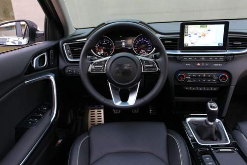 Neues Cockpit: Freistehendes Display, übersichtliche Instrumente, echte Knöpfe