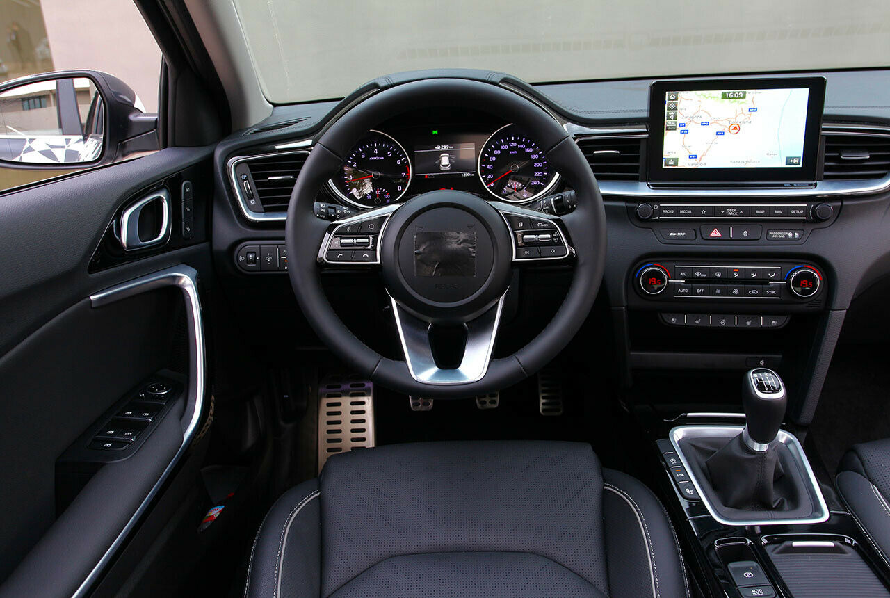 Neues Cockpit: Freistehendes Display, übersichtliche Instrumente, echte Knöpfe