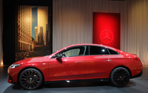 Mercedes CLA 2025 EV steht höher