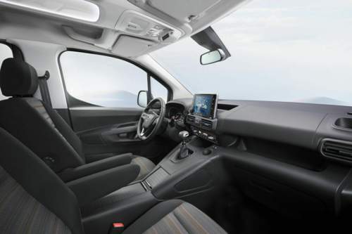 Im Cockpit unterscheidet sich der Opel nur in Details vom Citroën Berlingo, etwa dem Lenkrad, nicht aber dem Touchscreen-Modul