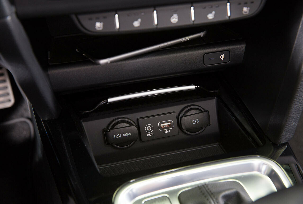 Clever gelöst: Die Ablage fürs induktive Laden platziert Kia über einem weiteren Fach frü Kleinkram mit USB- und Stromanschlüssen