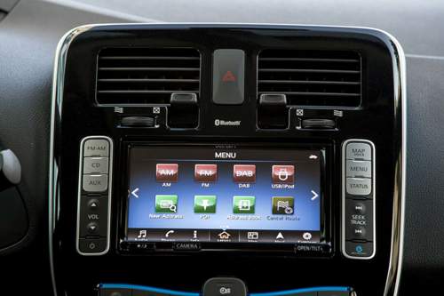Das Navigationssystem im Nissan Leaf zeigt Ladestationen in der näheren Umgebung an und soll den Fahrer darüber informieren, ob diese frei sind