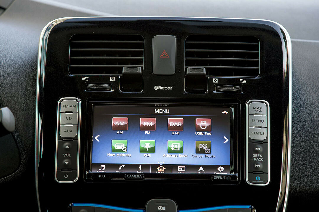 Das Navigationssystem im Nissan Leaf zeigt Ladestationen in der näheren Umgebung an und soll den Fahrer darüber informieren, ob diese frei sind