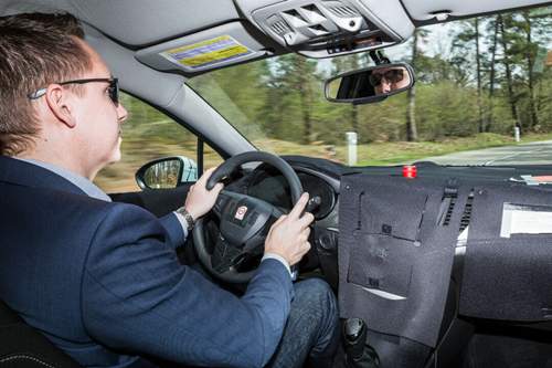 MT-Redakteur Constantin Bergander im Prototyp des Opel Astra K
