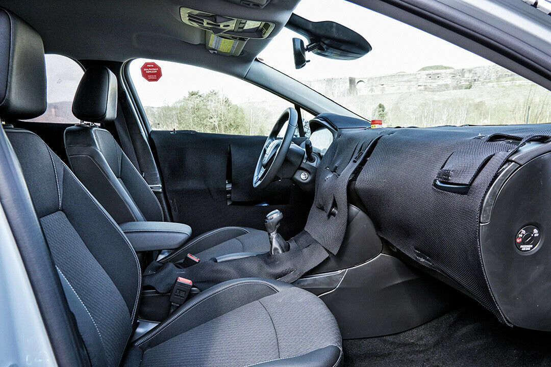 Bei der Haptik im Innenraum muss Opel noch nachbessern. Die bequemen Sitze eignen sich auch für sehr große Menschen