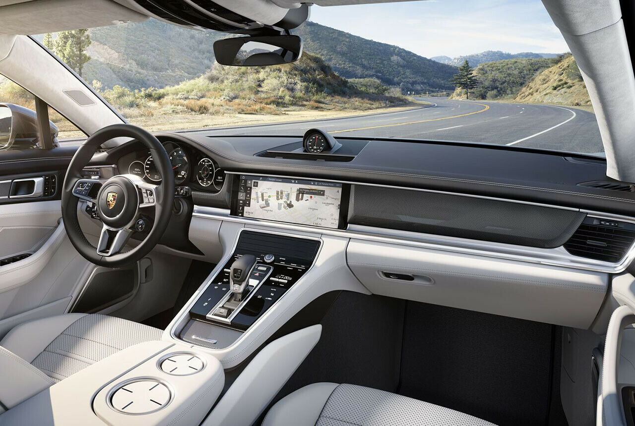 Das Infotainmentsystem wurde von Porsche grundlegend modernisiert, über einen großen Touchscreen lassen sich fast alle Funktionen steuern, vieles bleibt jedoch über Tastenfelder in der Mittelkonsole erreichbar