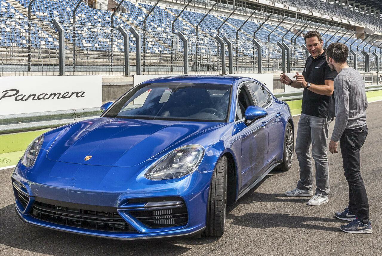 Bitte machen Sie eine typische Handbewegung: Der Porsche-Entwicklungsfahrer erläutert gestisch das Fahrverhalten des neuen Porsche Panamera