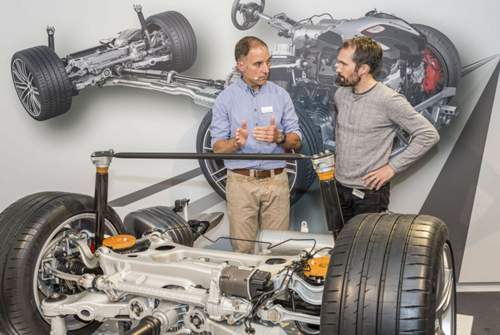 Der Fahrdynamikspezialist und der MOTOR-TALK-Redakteur: Maurice van de Weerd erklärt Heiko Dilk die Hinterachslenkung des neuen Porsche Panamera