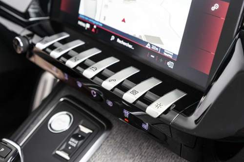 Das Cockpit überzeugt unseren Autor. Nur die Beschriftung der Knöpfe ist bei Sonnenlicht nicht ideal ablesbar