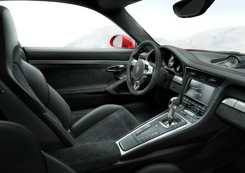 Der Innenraum ist für die Rennstrecke vorbereitet. Raue Materialien sorgen für den richtigen Grip im Auto.
