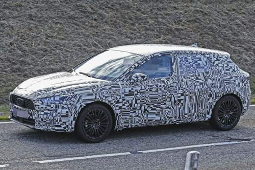Der getarnte Leon erinnert ein bisschen an den neuen Ford Focus. Allerdings sind seine Kanten noch unterpolstert
