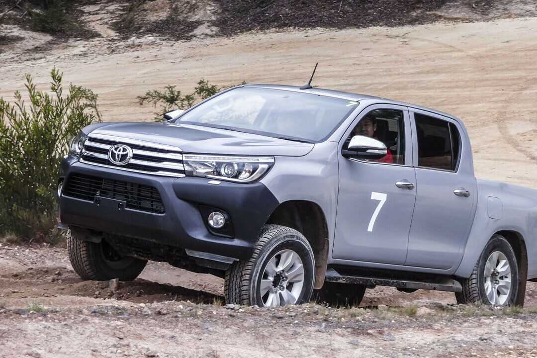 Toyota Hilux 2016: Der Pick-up kommt mit neuer Front, schmalem Kühlergrill und schmaleren Scheinwerfern