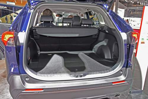 Der Laderaum des Toyota RAV4 fasst jetzt 580 Liter. Beim Ur-Modell von 1994 passte gerade eine Kiste Wasser hinein
