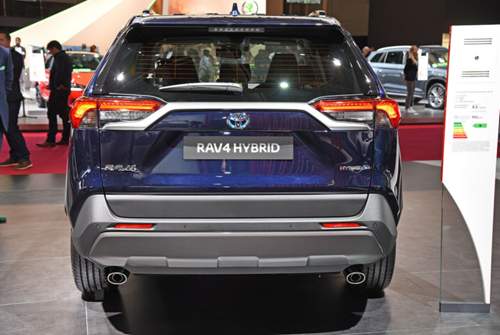 Typisch Täuschung. Der Hybrid braucht nicht unbedingt den Doppelrohrauspuff, der so fesch aussieht