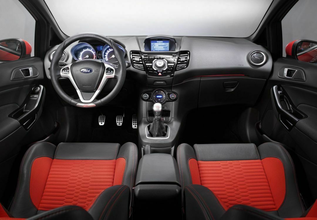 Ford Fiesta ST Cockpit: Alu-Pedale und MyKey-Schlüsselsystem, gegen Aufpreis gibt es das Ford Sync System.