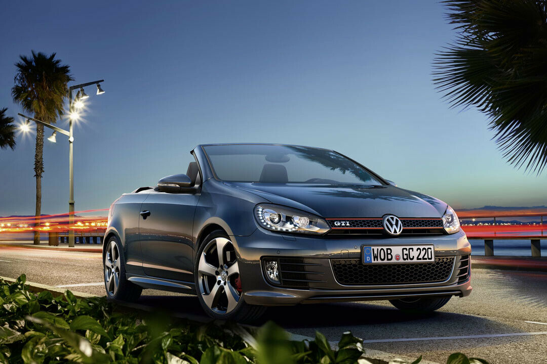 Das Golf GTI Cabrio basiert auf der sechsten Generation des Kompaktmodells. Unter der Haube steckt der 220 PS starke Motor aus dem aktuellen Golf GTI