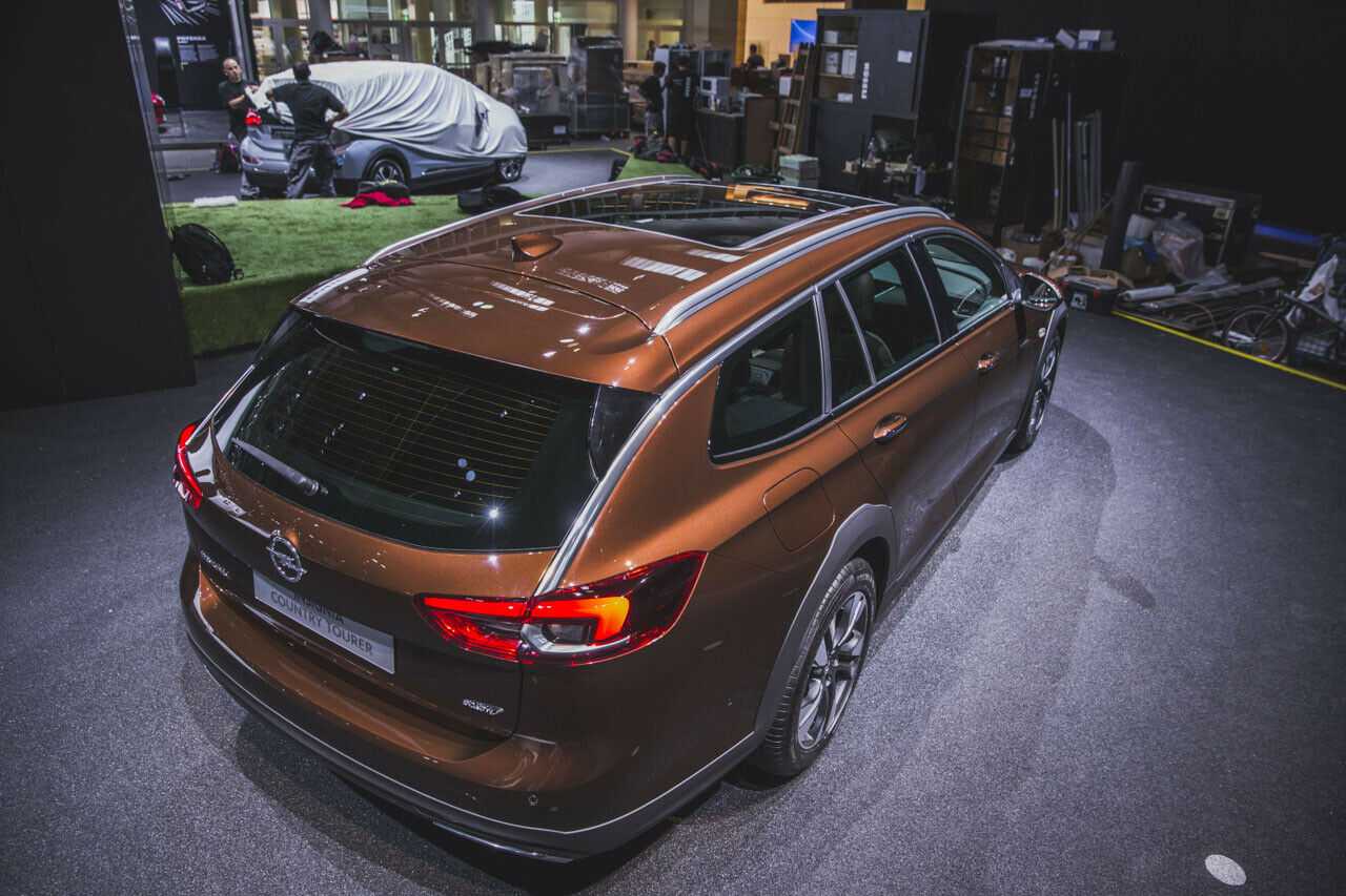 Opel kleidet den Country Tourer rundum mit Kunststoff ein