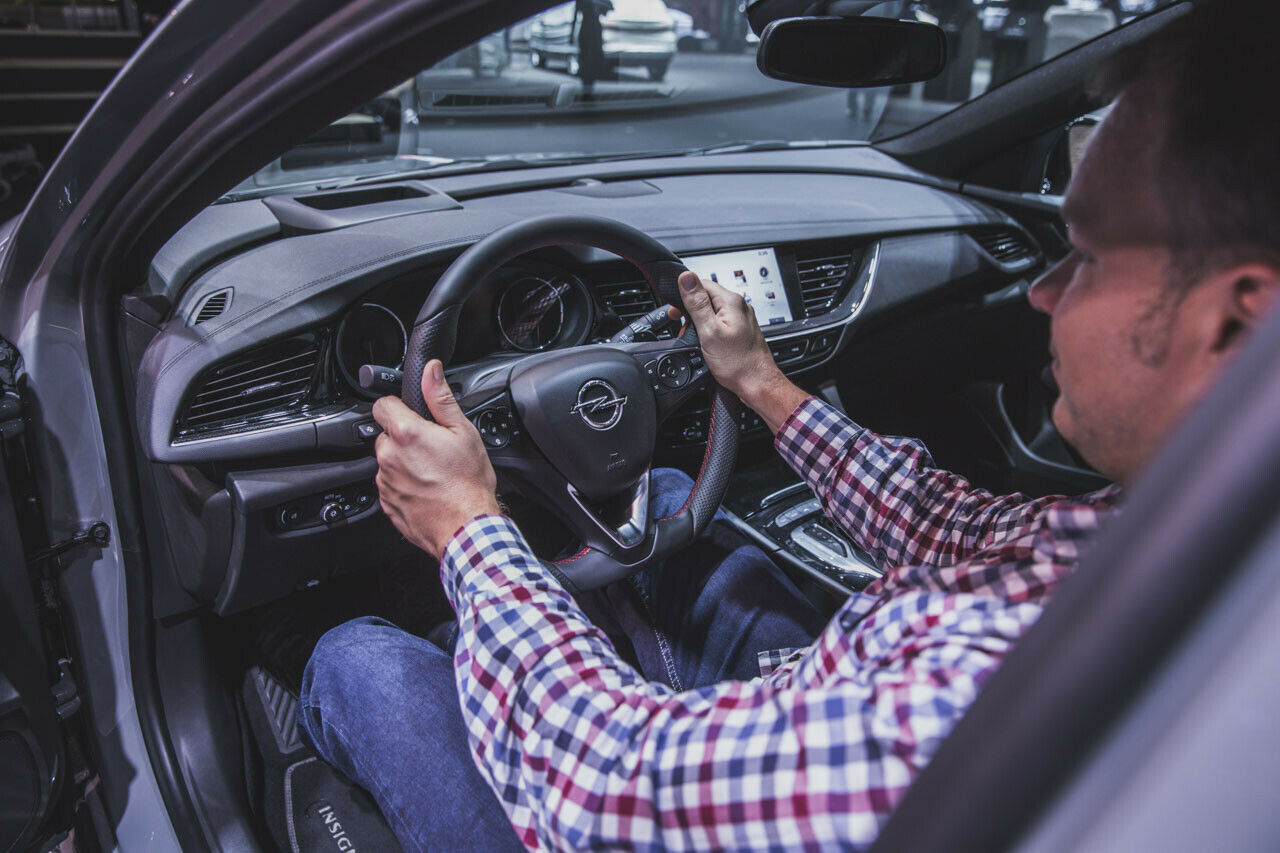 MOTOR-TALK-Redakteur Björn Tolksdorf im Opel Insignia GSI