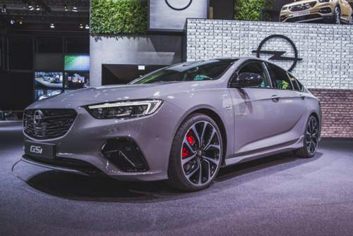 Im Opel Insignia B GSI sind Allrad und Achtgang-Automatik immer an Bord