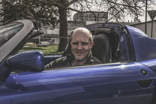 Unser Autor Fabian Hoberg im Opel Speedster