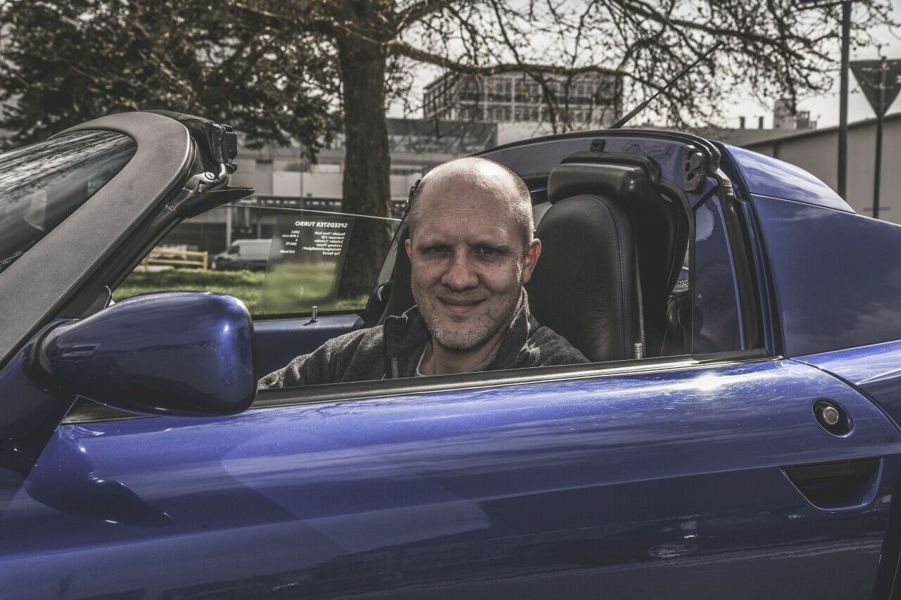 Unser Autor Fabian Hoberg im Opel Speedster