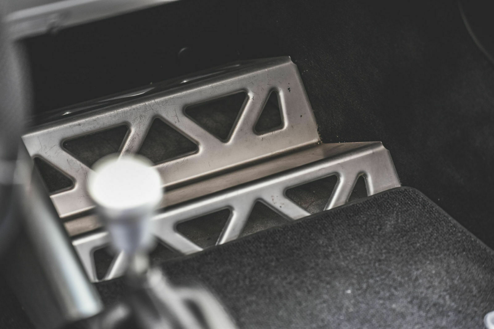 Einen Teppich für den Fußraum? Gibt es nicht im Opel Speedster