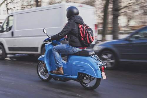 Die Höchstgeschwindigkeit beträgt 45 km/h. Angekündigt: die größere Schwalbe L3e mit 8 KW Motorleistung und einer Höchstgeschwindigkeit von 90 km/h