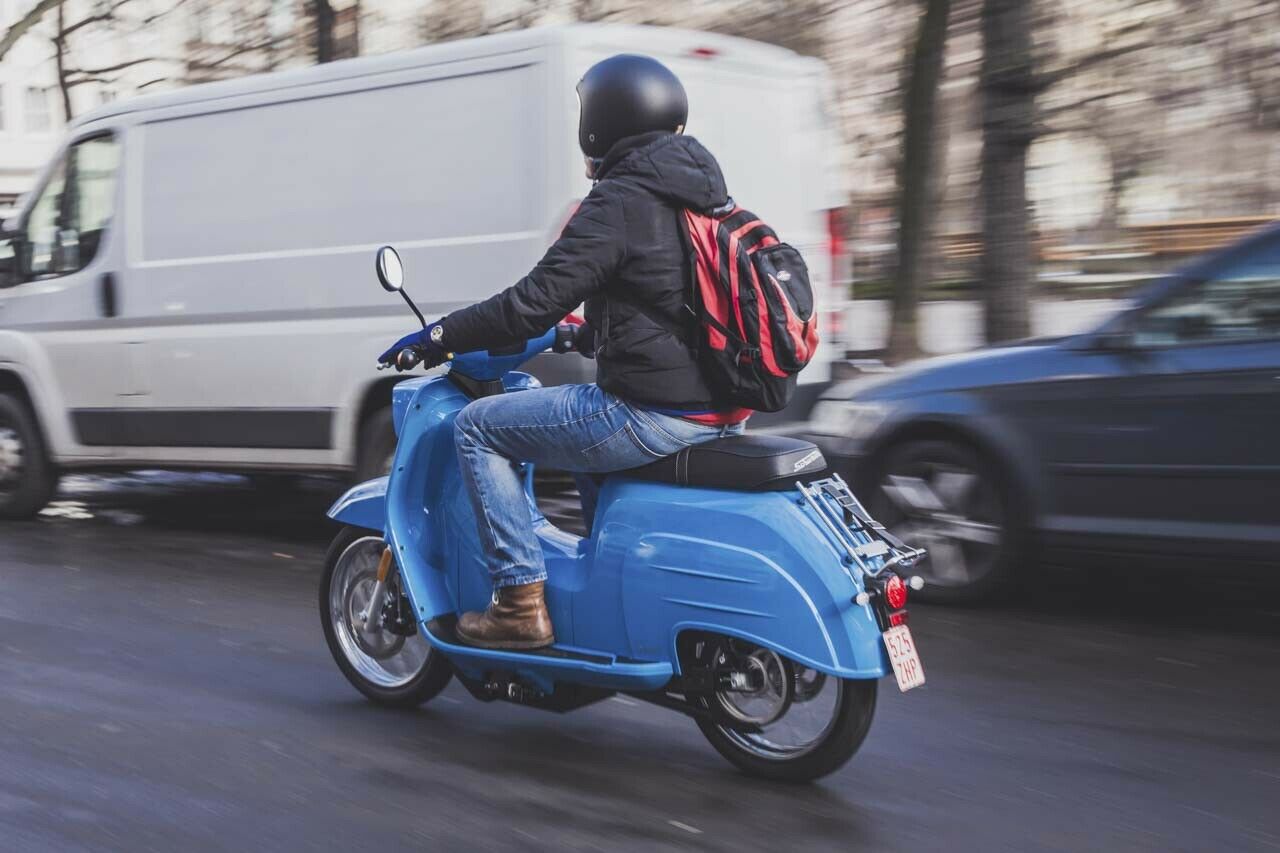 Die Höchstgeschwindigkeit beträgt 45 km/h. Angekündigt: die größere Schwalbe L3e mit 8 KW Motorleistung und einer Höchstgeschwindigkeit von 90 km/h