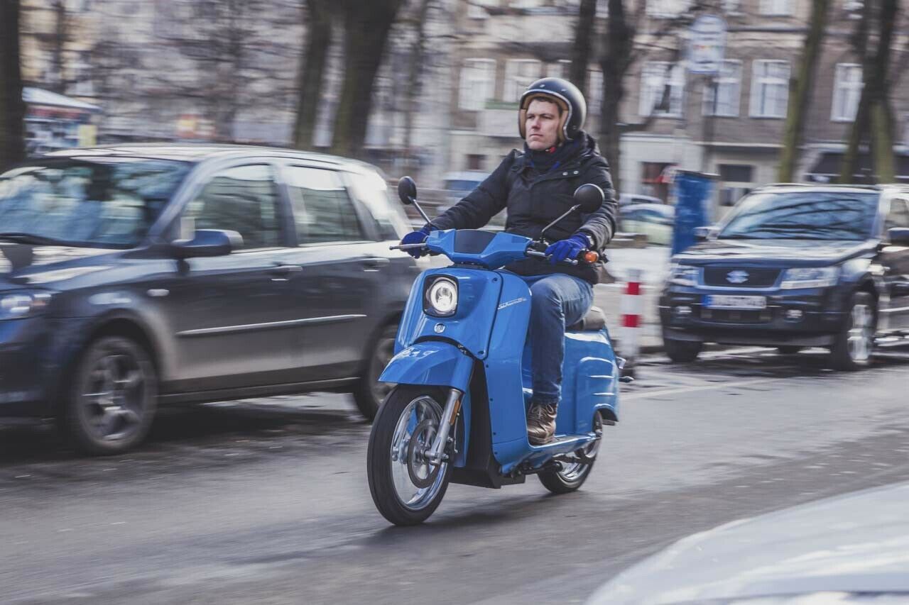 Wer zu Hause Ökostrom bezieht, kann die Schwalbe emissionsfrei aufladen