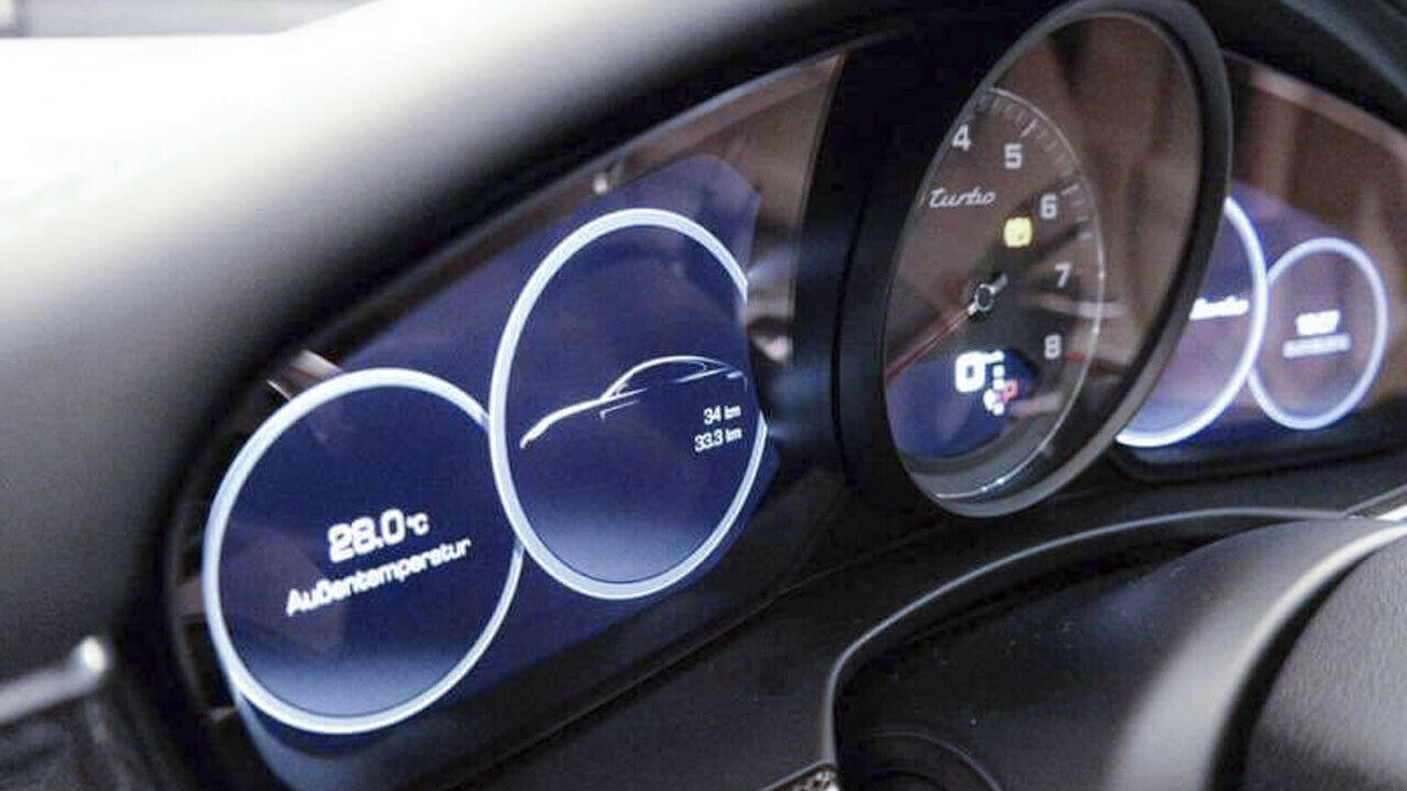 Analoger Drehzahlmesser, daneben digitale Instrumente im Panamera 2