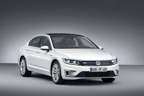 Das Tagfahrlicht übernimmt der Passat GTE von Elektro-Golf und -Up