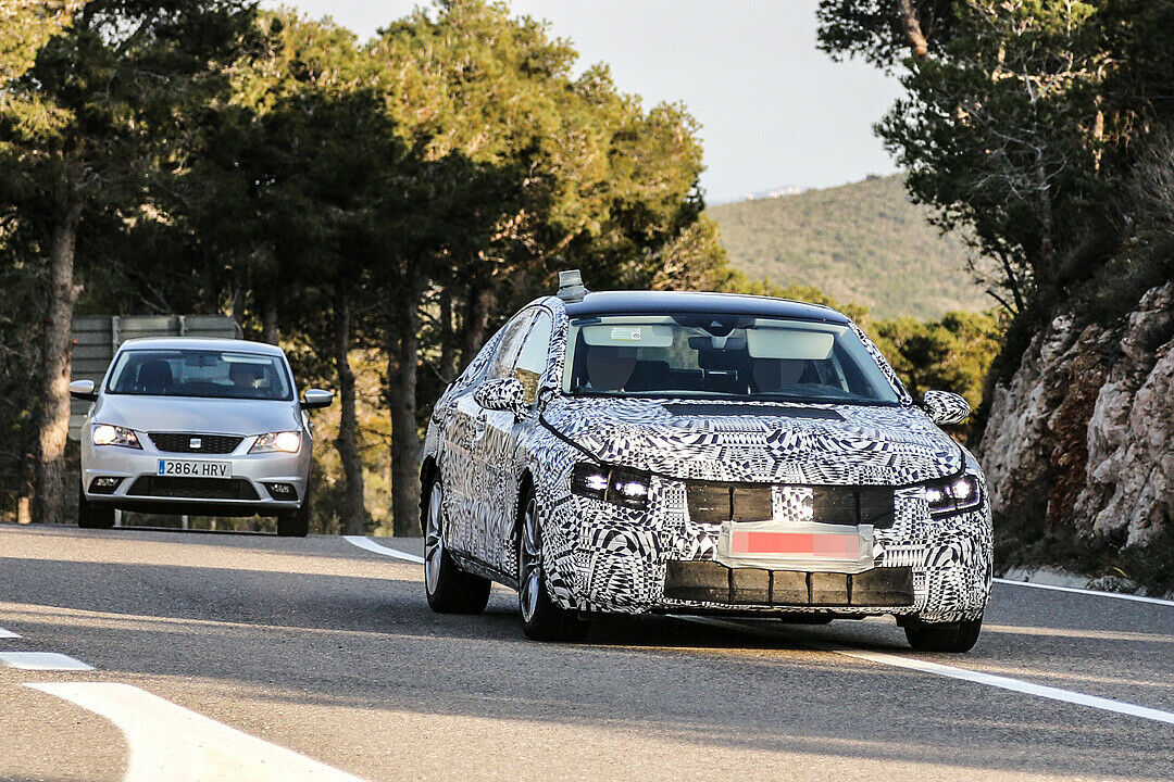 Bei der Testfahrt erwischt: Unter der schwarz-weißen Tarnung steckt ein neuer VW Passat