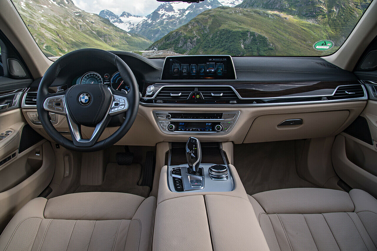 Ein Blick in den Innenraum des 7er BMW mit Plug-in