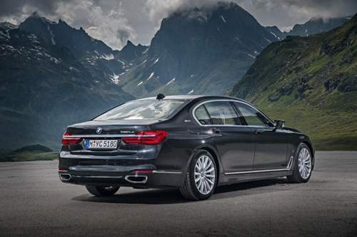 Die Langversion des Plug-in-7ers kostet 97.200 Euro - auch sie liegt damit preislich deutlich unter der S-Klasse. Allerdings leistet der Mercedes auch mehr