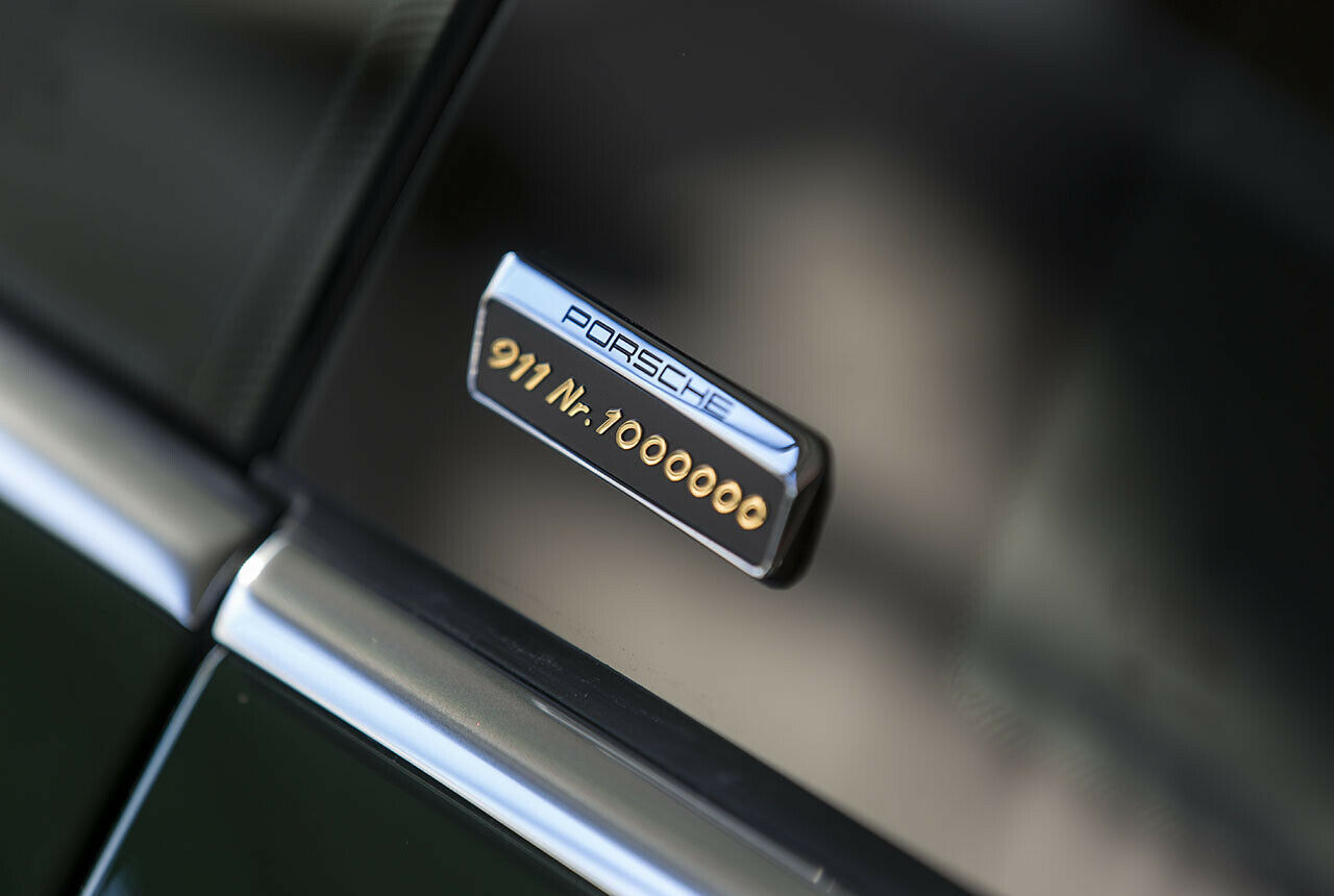 Die Produktionsummer bringt Porsche natürlich auf einem kleinen Badge am 911 an