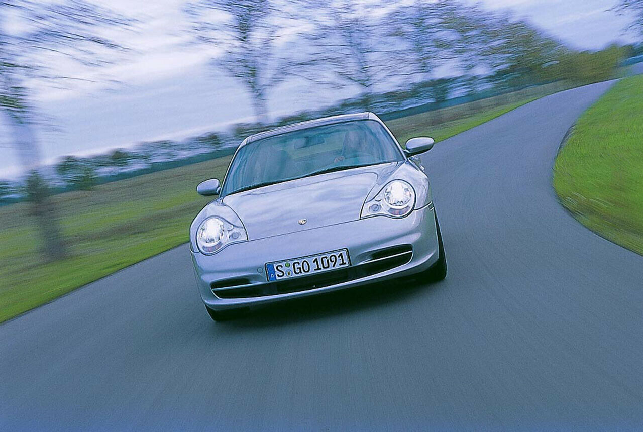 Nach dem Facelift wurden die Spiegelei-Scheinwerfer des 996 etwas schicker, sie wurden vom Turbo auf alle Modelle übertragen