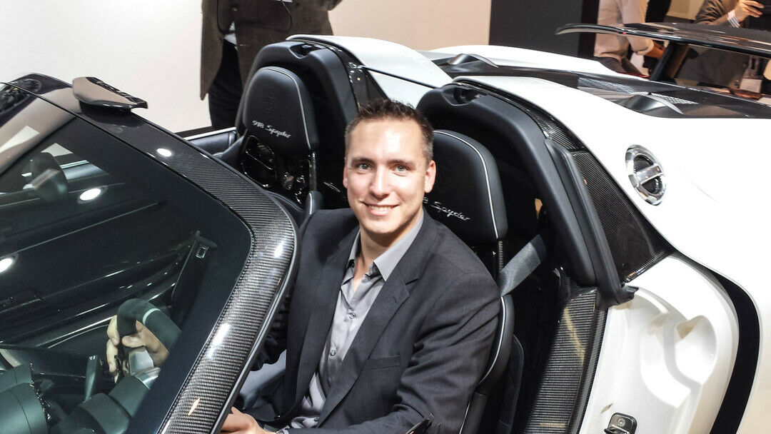 Man steigt nicht in den 918 Spyder, man turnt hinein. Große Füße scheitern an der A-Säule
