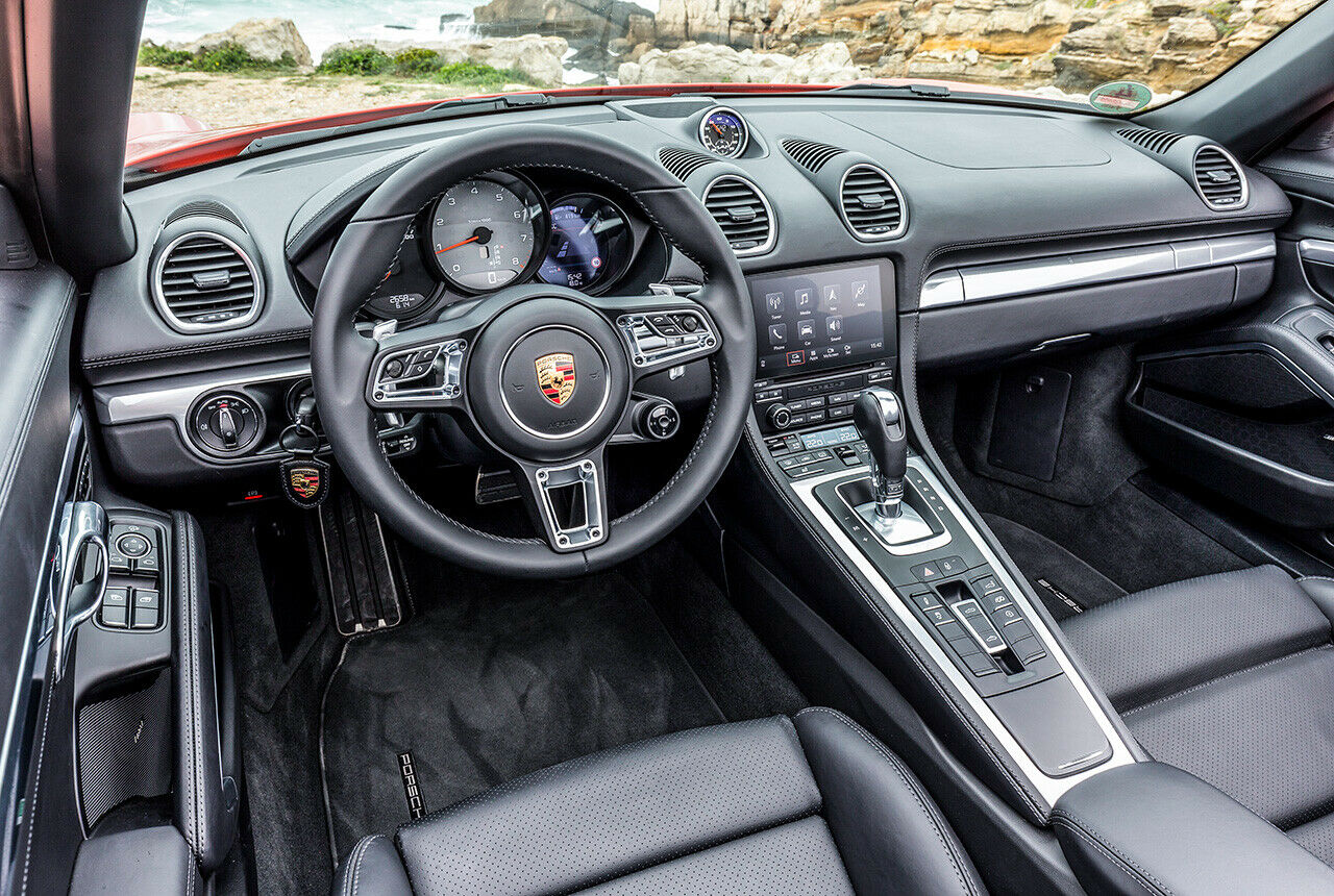 Innen bleibt der Boxster Boxster: Bequeme Sitze und drei Rundinstrumente. Auf der Mittelkonsole gibt es weniger Knöpfe als bisher