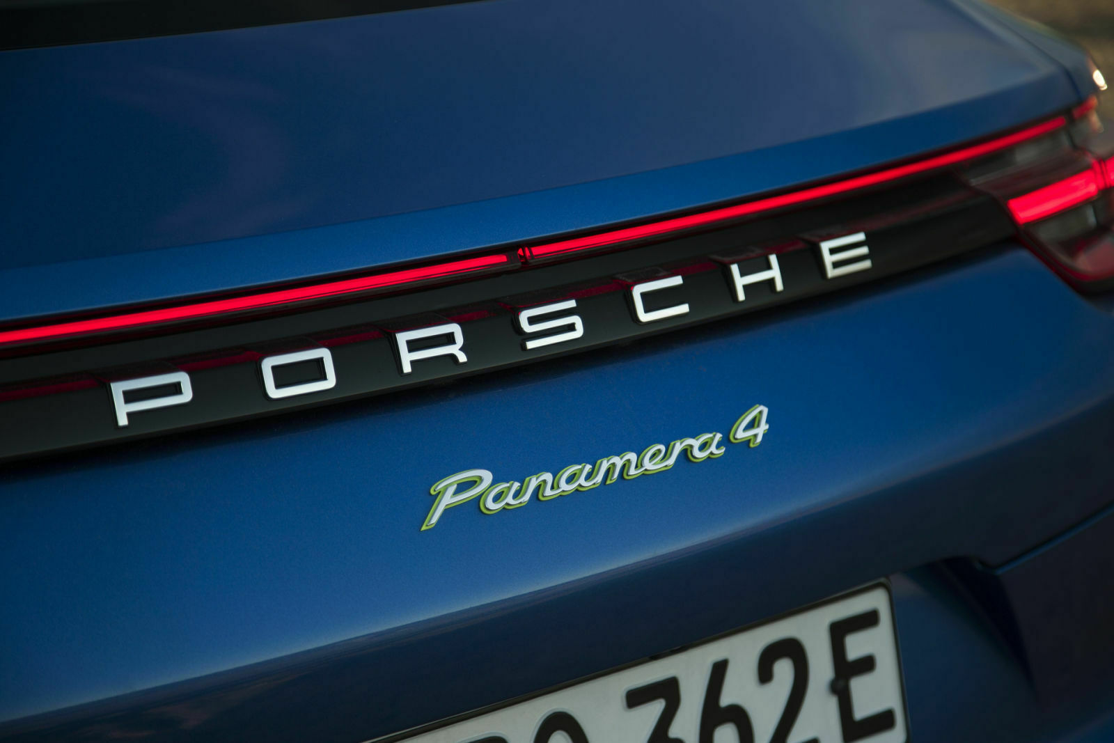 Hybrid-Schriftzüge unterlegt Porsche generell in Grün