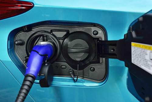 In drei Stunden füllt sich der Akku mit 8,8 kWh Kapazität an einer normalen Haushaltssteckdose