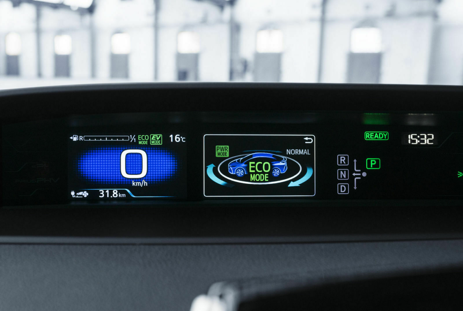 Das Display im Prius informiert wie üblich über den Betriebszustand des Plug-ins